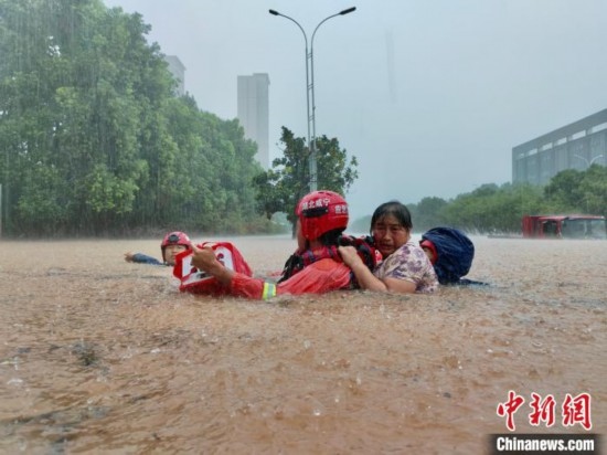 湖北咸寧暴雨引發(fā)內(nèi)澇， 消防營救民眾 朱燕林 攝