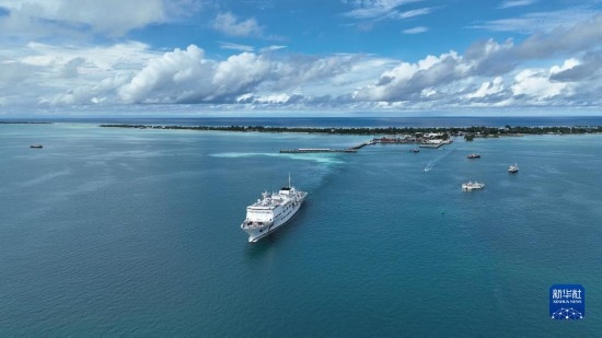 7月22日，中國(guó)海軍“和平方舟”號(hào)醫(yī)院船結(jié)束基里巴斯訪問(wèn)，駛離塔拉瓦港。新華社發(fā)（桂江波 攝）