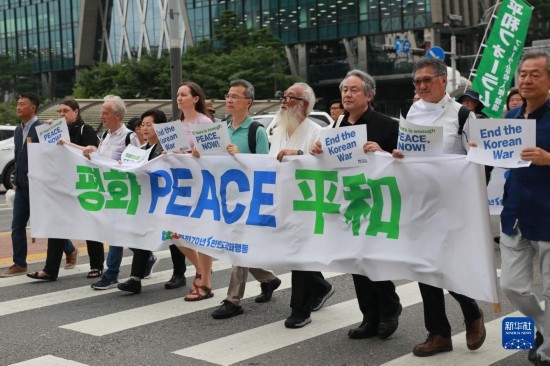 7月22日，在韓國(guó)首爾，人們手舉標(biāo)語參與反戰(zhàn)游行。新華社發(fā)（楊暢 攝）