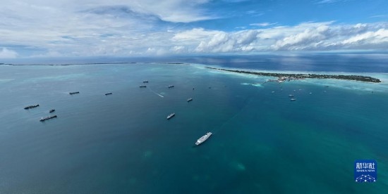 7月22日，中國(guó)海軍“和平方舟”號(hào)醫(yī)院船結(jié)束基里巴斯訪問(wèn)，駛離塔拉瓦港。新華社發(fā)（桂江波 攝）