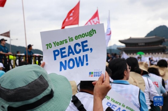 7月22日，在韓國(guó)首爾，人們手舉標(biāo)語參與反戰(zhàn)游行。新華社發(fā)（楊暢 攝）