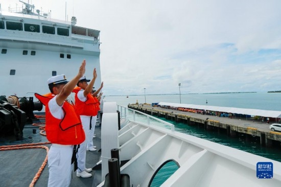 7月22日，中國(guó)海軍“和平方舟”號(hào)醫(yī)院船駛離基里巴斯首都塔拉瓦任務(wù)官兵向送行人群揮手告別。新華社發(fā)（黎宇 攝）