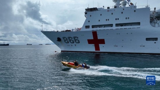 7月22日，中國(guó)海軍“和平方舟”號(hào)醫(yī)院船駛離塔拉瓦港途中，基里巴斯當(dāng)?shù)孛癖婑{船揮手告別。新華社發(fā)（桂江波 攝）