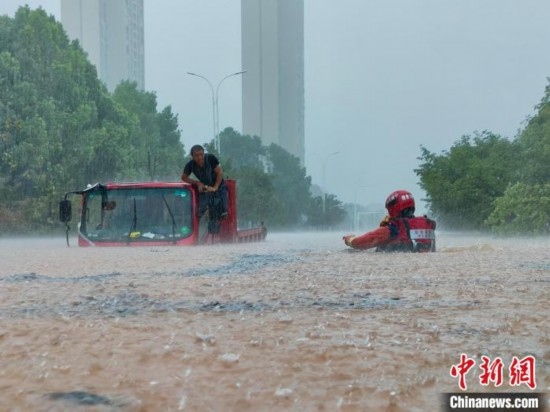 湖北咸寧暴雨引發(fā)內(nèi)澇，消防營救疏散民眾 朱燕林 攝