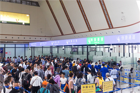 7月22日，乘坐中老鐵路國際旅客列車的旅客在磨憨邊檢大廳排隊(duì)候檢。衛(wèi)海林 攝