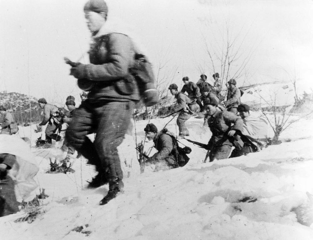 △中國(guó)人民志愿軍戰(zhàn)士向美軍進(jìn)攻的情形（1951年攝）。