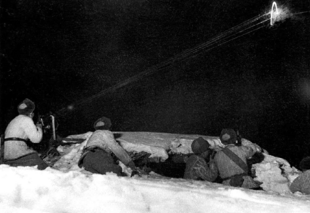  ↑1950年12月，在朝鮮長(zhǎng)津湖，中國(guó)人民志愿軍第27軍連隊(duì)機(jī)槍手向美軍陣地射擊。新華社發(fā)（張崇岫 攝）
