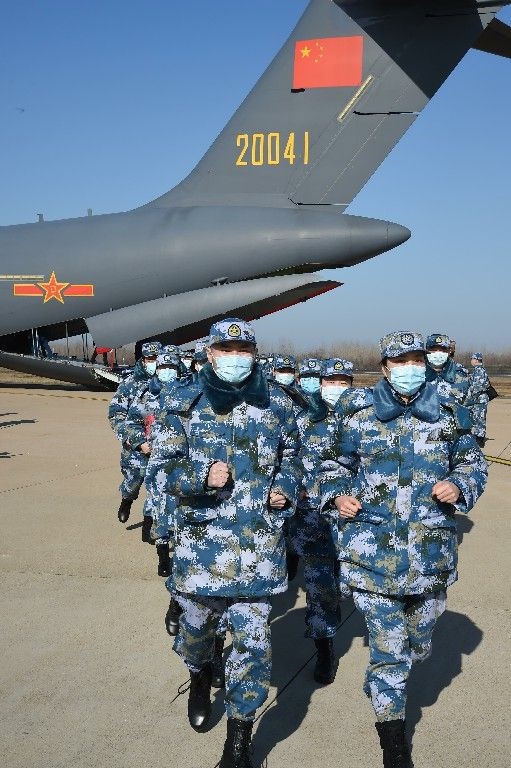 ↑2020年2月17日，一批軍隊(duì)支援湖北醫(yī)療隊(duì)員抵達(dá)武漢天河機(jī)場(chǎng)。新華社記者 黎云 攝