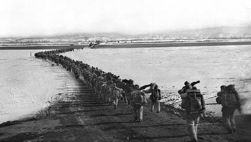 △1950年10月，抗美援朝志愿軍隊(duì)伍雄赳赳、氣昂昂跨過(guò)鴨綠江。
