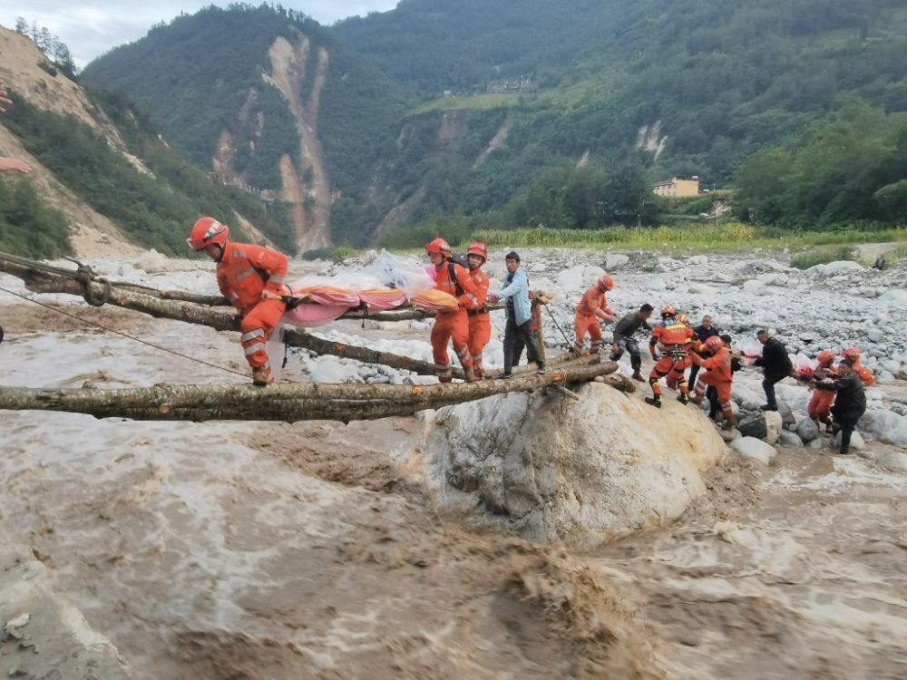 ↑2022年9月5日，武警四川總隊(duì)機(jī)動(dòng)第二支隊(duì)官兵在甘孜州瀘定縣磨西鎮(zhèn)磨子溝村搭建臨時(shí)木橋轉(zhuǎn)移被困群眾（手機(jī)照片）。新華社發(fā)（洪福樂(lè) 攝）