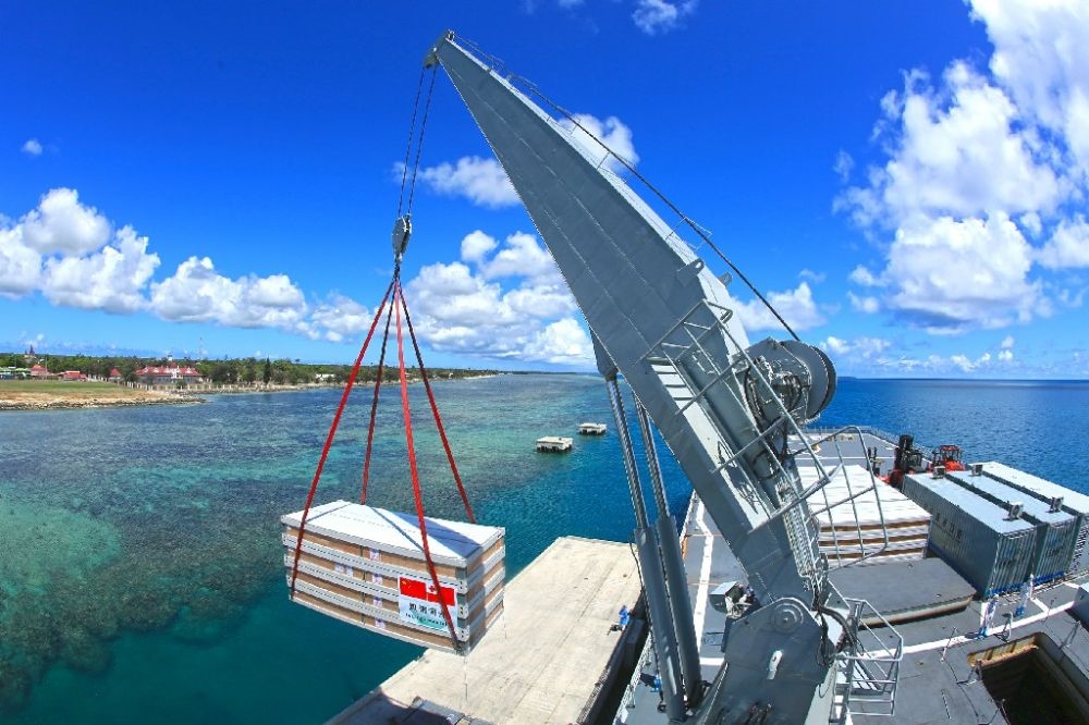 ↑赴湯加執(zhí)行運(yùn)送救災(zāi)物資任務(wù)的中國(guó)海軍艦艇編隊(duì)在努庫(kù)阿洛法港卸載移動(dòng)板房（2022年2月19日攝）。新華社發(fā)（薛成清 攝）