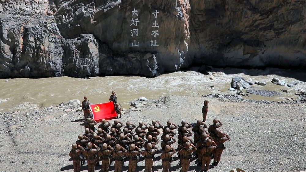 ↑某邊防團(tuán)官兵在“大好河山 寸土不讓”標(biāo)語(yǔ)前舉行重溫入黨誓詞儀式（資料照片）。新華社發(fā)（鄭曉林 攝）