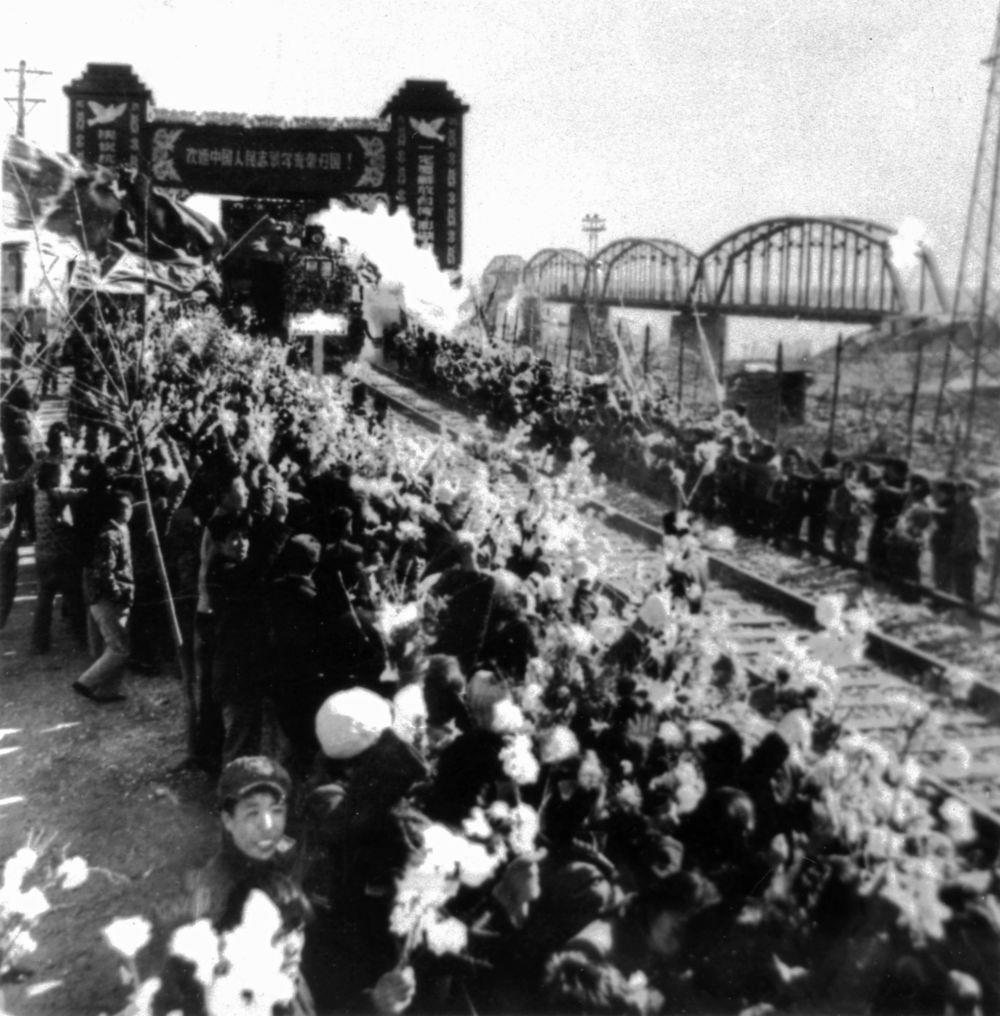 △1958年10月26日，列車駛過(guò)鴨綠江畔的凱旋門，中國(guó)人民志愿軍戰(zhàn)士回到祖國(guó)懷抱。