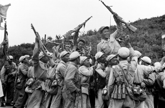  這是中國人民志愿軍和朝鮮人民軍一起歡慶戰(zhàn)斗勝利。新華社發(fā)（資料照片）