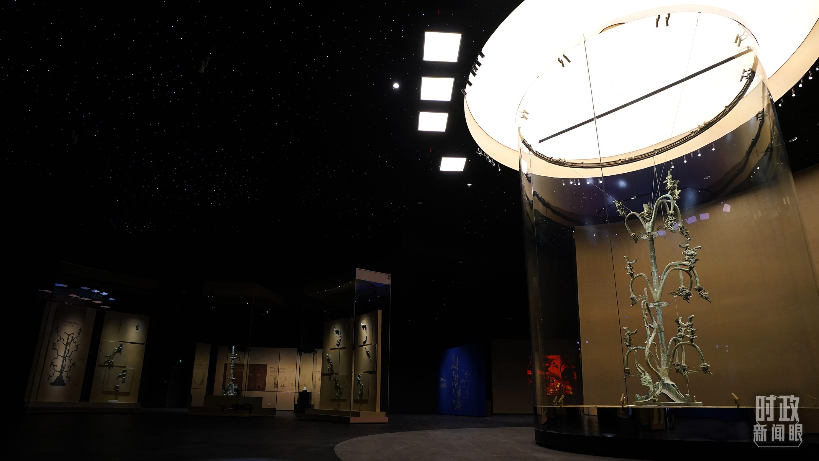 △三星堆出土的青銅神樹。（總臺國廣記者李晉拍攝）