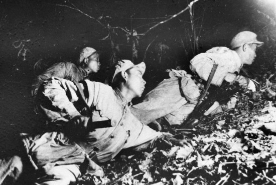 在1952年秋季的上甘嶺戰(zhàn)役中，堅守在坑道里的戰(zhàn)士準(zhǔn)備夜間出擊。新華社發(fā)（資料照片）