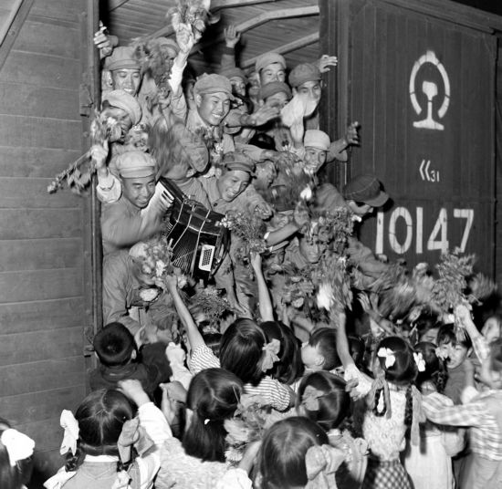 1954年，中國人民志愿軍歸國部隊抵達(dá)安東（今遼寧丹東），受到少先隊員的熱烈歡迎。新華社記者 王純德攝