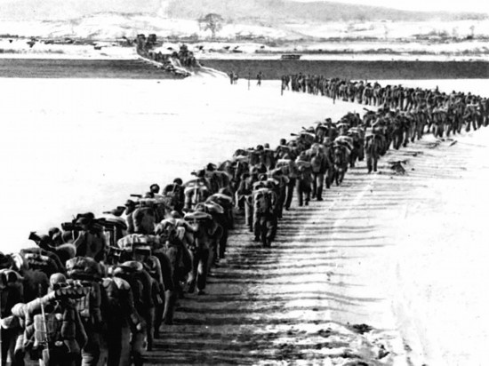 1950年，美帝國主義把侵略的戰(zhàn)火燒到了鴨綠江邊。為保家衛(wèi)國，中國人民的優(yōu)秀兒女組織起志愿軍，跨過鴨綠江，與朝鮮軍民一道英勇打擊美國侵略軍。新華社發(fā)（資料照片）