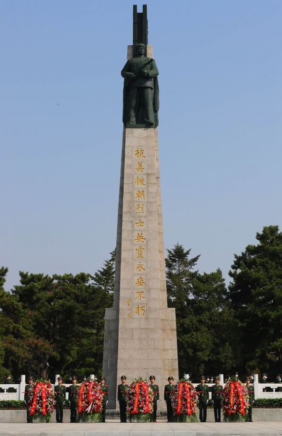2022年9月30日，遼寧省暨沈陽市向烈士紀(jì)念碑敬獻花籃儀式在沈陽抗美援朝烈士陵園紀(jì)念碑廣場舉行。新華社記者 楊青 攝