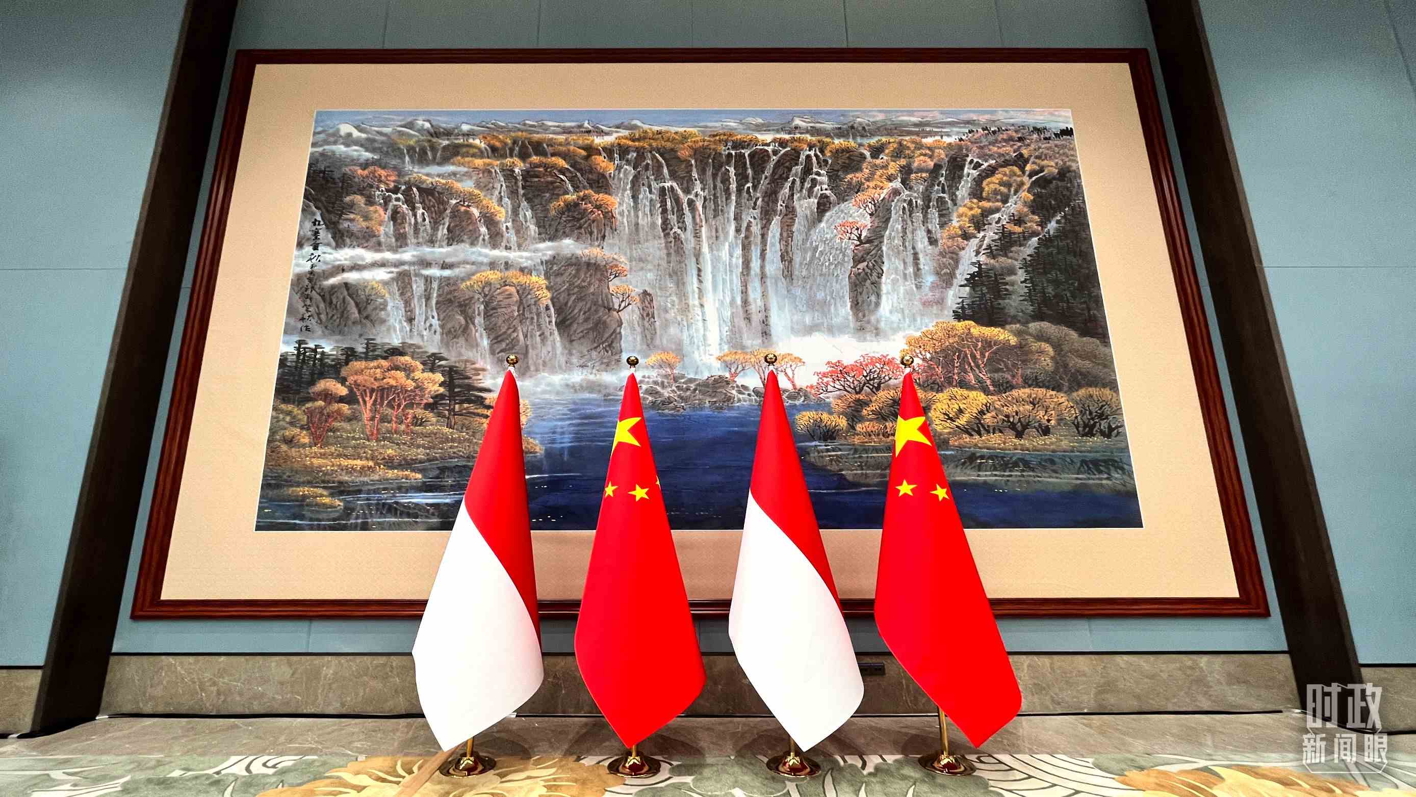 會(huì)見(jiàn)現(xiàn)場(chǎng)的中印尼兩國(guó)國(guó)旗。（總臺(tái)央視記者張垚拍攝）