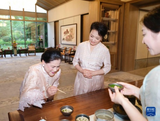 7月27日下午，國家主席習(xí)近平夫人彭麗媛在四川成都會(huì)見陪同印度尼西亞總統(tǒng)佐科來華出席第31屆世界大學(xué)生夏季運(yùn)動(dòng)會(huì)開幕式并訪華的總統(tǒng)夫人伊莉亞娜。這是彭麗媛邀請(qǐng)伊莉亞娜觀看茶藝表演，并同伊莉亞娜親切茶敘。新華社記者 丁林 攝