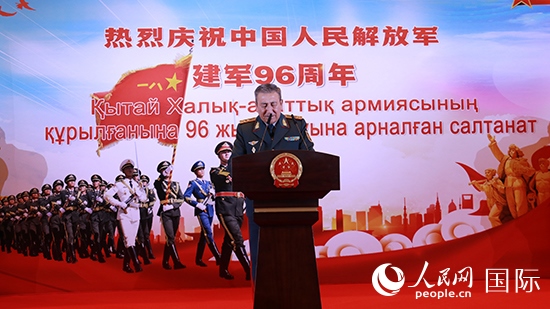 哈國防部副部長卡馬列特季諾夫中將發(fā)表致辭。人民網(wǎng)記者 李強攝