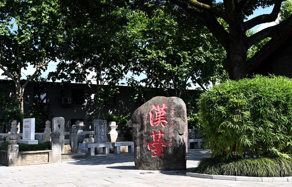 近日拍攝的陜西省漢中市博物館內(nèi)的“漢臺”石碑。新華社記者 劉瀟 攝