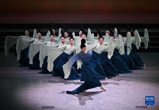 7月29日，演員在聯(lián)歡會現(xiàn)場表演《只此青綠》。新華社記者 蔡湘鑫 攝