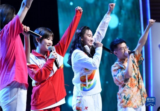 7月29日，中國運動員張家齊（左二）在聯(lián)歡會現(xiàn)場演唱。新華社記者 張端 攝