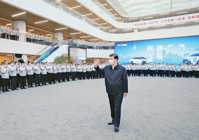 2023年4月10日至13日，中共中央總書記、國家主席、中央軍委主席習(xí)近平在廣東考察。這是12日下午，習(xí)近平在廣汽研究院向職工們揮手致意。 新華社記者 鞠鵬/攝