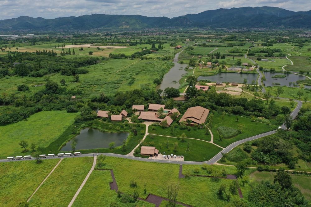 這是在浙江省杭州市余杭區(qū)拍攝的良渚古城遺址公園（2022年7月6日攝，無人機(jī)照片）。新華社記者 黃宗治 攝
