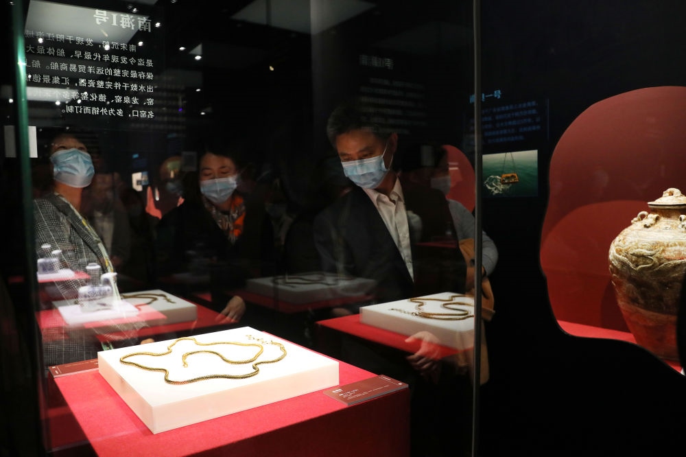 參觀者在上海臨港新城的中國航海博物館航海文物展上的“南海一號(hào)”出水的宋代金項(xiàng)飾展柜前駐足觀看（2020年12月28日攝）。新華社記者 方喆 攝