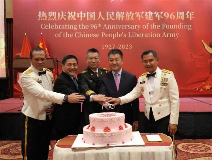 圖為陸慷大使與印尼貴賓共切生日蛋糕。中國駐印度尼西亞使館供圖