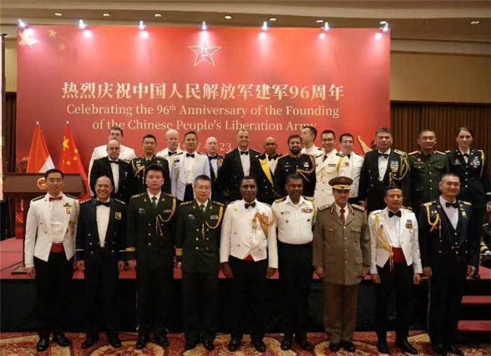 圖為徐勝武官與參加招待會的各國武官、武官處代表合影。中國駐印度尼西亞使館供圖
