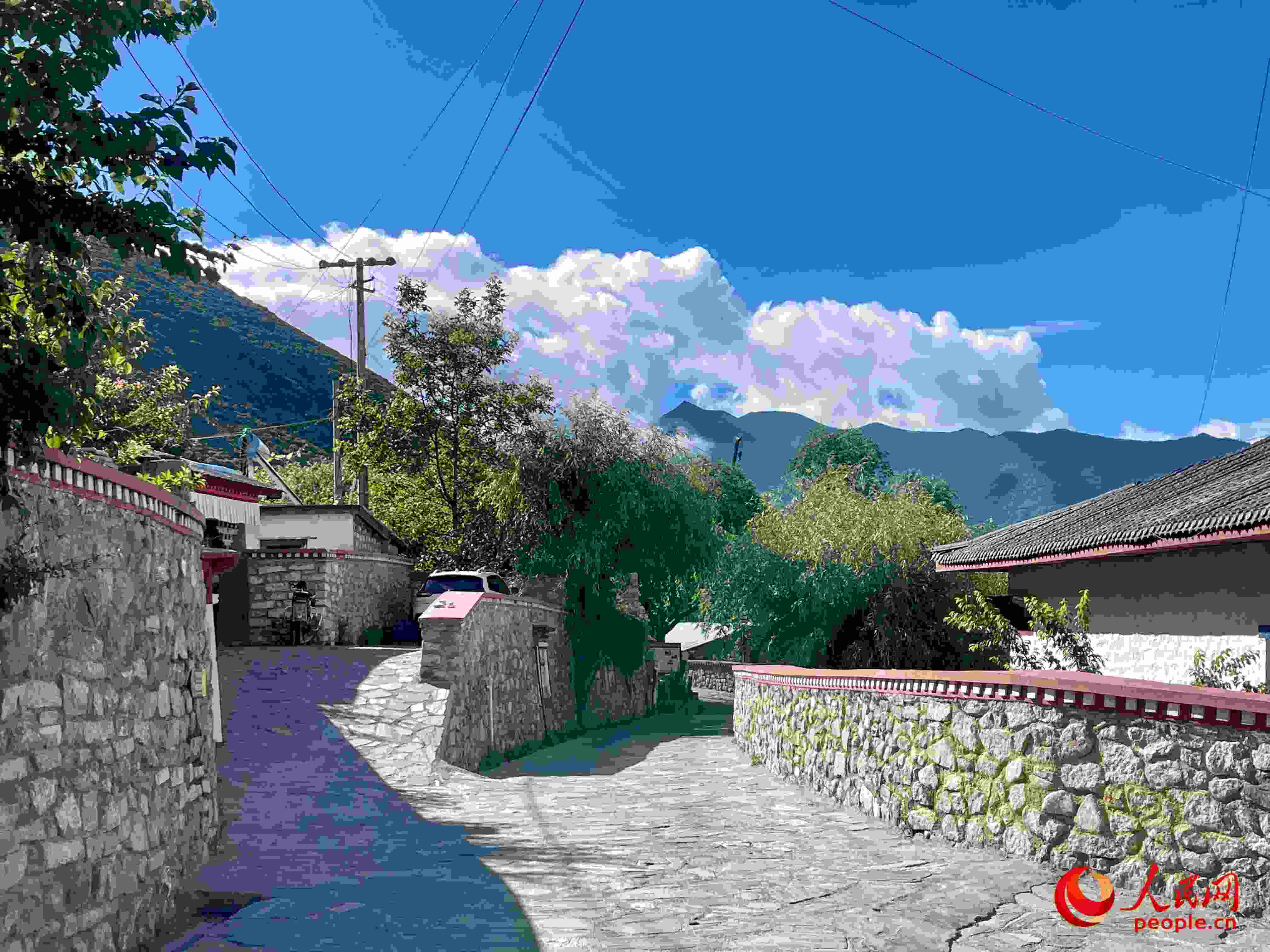 嘎拉村的村貌。人民網(wǎng) 周靜圓攝