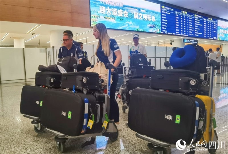 圖為取完行李的巴西代表團(tuán)成員。人民網(wǎng)記者 王洪江攝