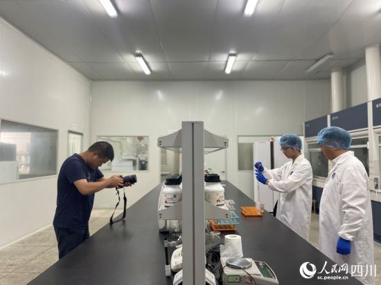 記者在位于成都市大邑縣的海光食品有限公司進行采訪。人民網(wǎng)記者 何旭攝