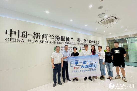 采訪團走進中國-新西蘭獼猴桃“一帶一路”聯(lián)合實驗室。人民網(wǎng)記者 朱虹攝