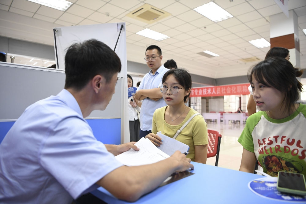 2023年7月29日，“揚就業(yè)之帆，啟夢想之旅”2023年寧夏（銀川）離校未就業(yè)高校畢業(yè)生招聘會在寧夏（銀川）人力資源服務(wù)產(chǎn)業(yè)園舉行。求職者（右）在招聘會現(xiàn)場與用人單位交流。新華社記者 馮開華 攝