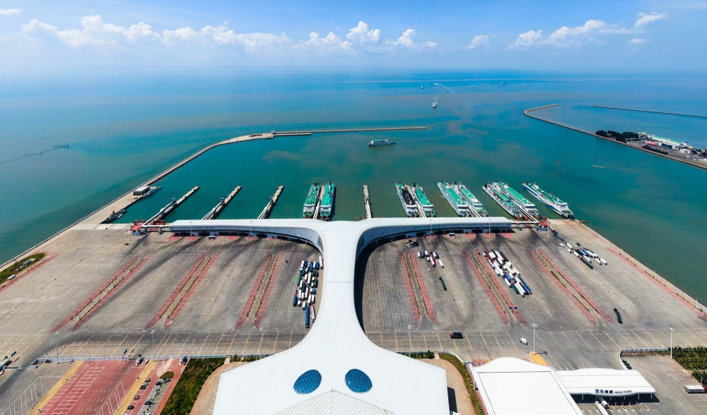 廣東省湛江市徐聞港風光（2023年5月26日攝，無人機照片）。徐聞港是瓊州海峽北岸最主要的客貨運輸港口，是連接粵港澳大灣區(qū)與海南自由貿(mào)易港的重要港口。新華社記者 鄧華 攝