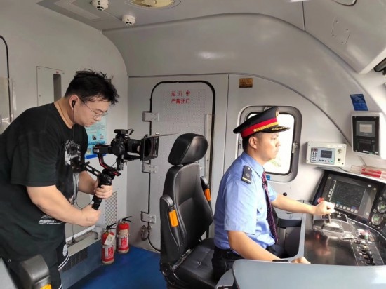 記者采訪中歐班列（成都）首發(fā)司機仲俊斕。成都機務段供圖