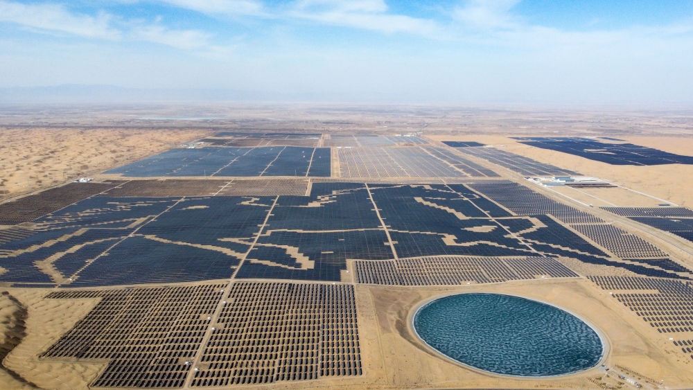 2023年3月3日在內(nèi)蒙古鄂爾多斯市達拉特旗拍攝的光伏發(fā)電基地（無人機照片）。新華社記者 貝赫 攝