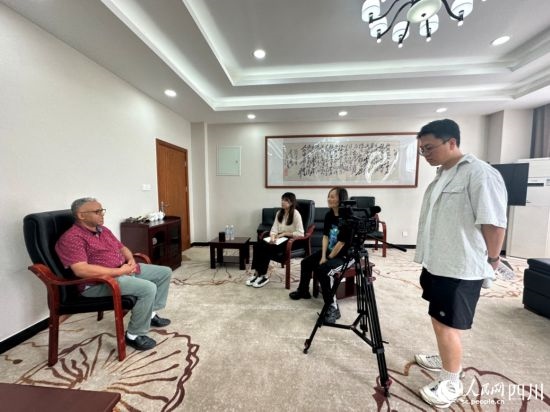 記者在成都紡織高等?？茖W校進行采訪。人民網(wǎng)記者 王波攝