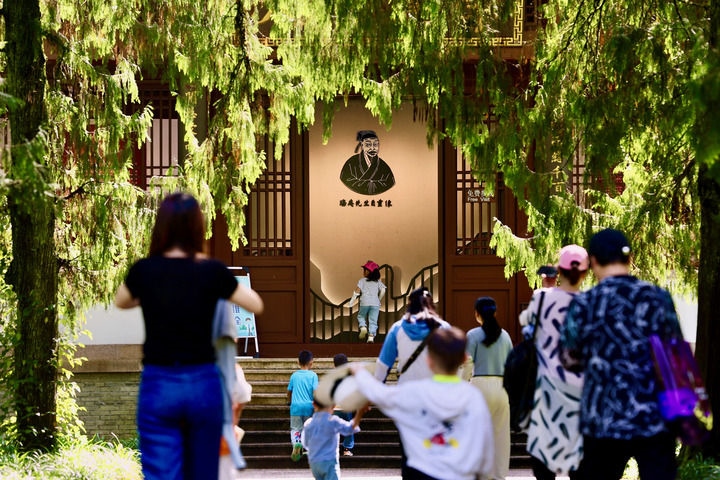 游客參觀位于福建武夷山朱熹園的武夷精舍（2022年6月6日攝）。新華社記者 姜克紅 攝