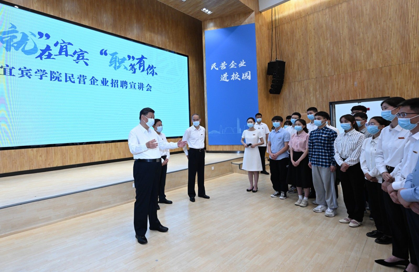2022年6月8日，習(xí)近平總書記在四川考察。這是8日下午，總書記在宜賓學(xué)院考察時(shí)，向正在參加企業(yè)招聘宣講會(huì)的教師、學(xué)生、企業(yè)負(fù)責(zé)人了解企業(yè)招工需求和畢業(yè)生簽約率等情況。