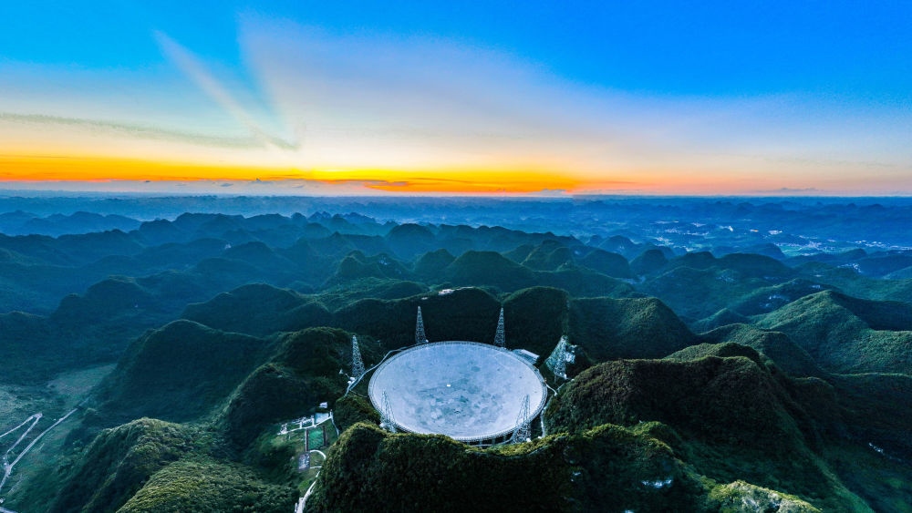 2022年7月21日，霞光中的“中國(guó)天眼”（維護(hù)保養(yǎng)期間拍攝）。新華社記者 歐東衢 攝