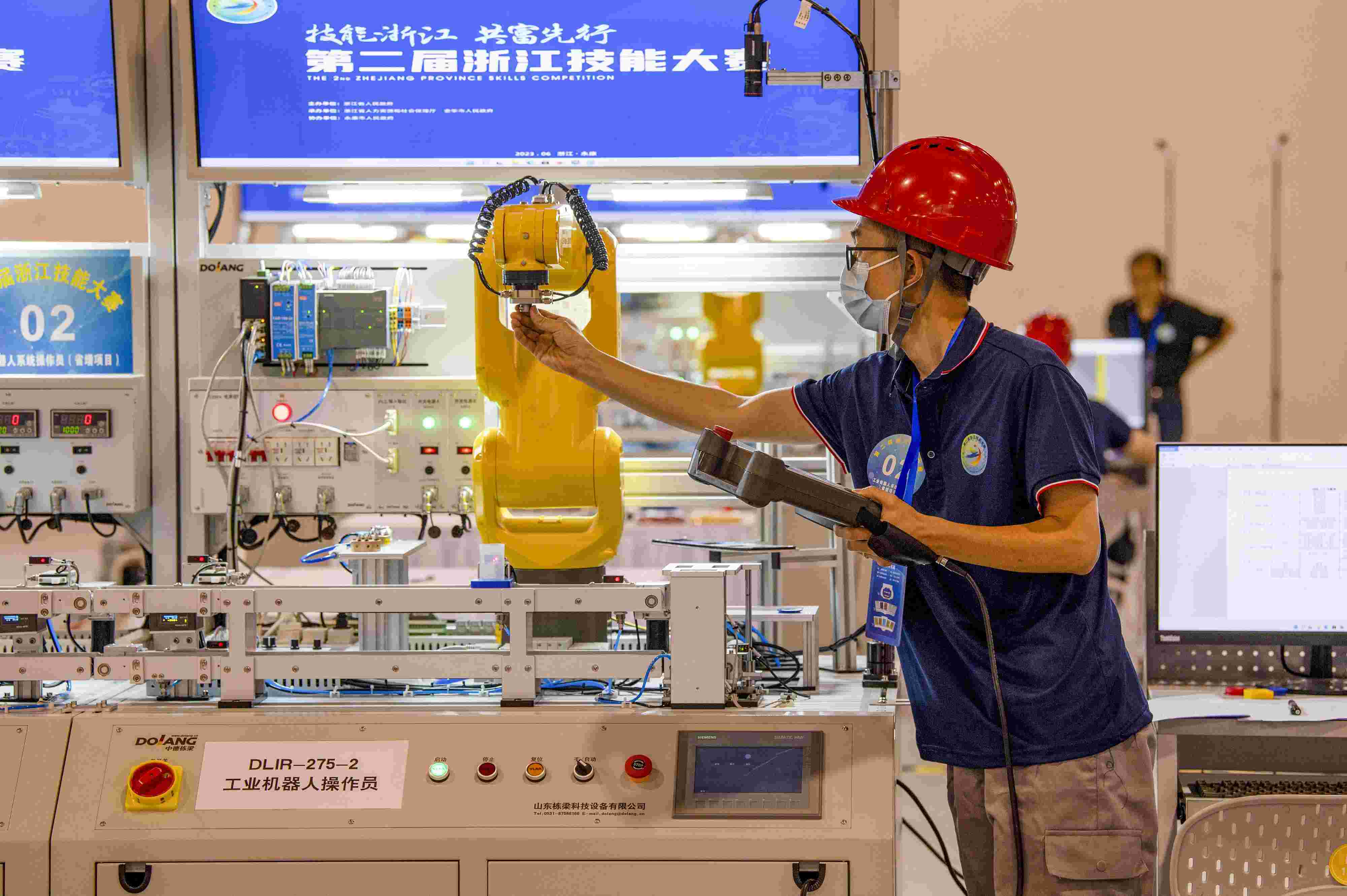2023年6月19日，第二屆浙江技能大賽在永康市國(guó)際會(huì)展中心舉行。參賽選手在進(jìn)行工業(yè)機(jī)器人系統(tǒng)操作員項(xiàng)目比賽。