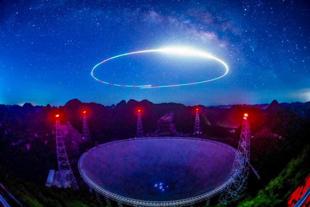 2022年7月24日拍攝的“中國(guó)天眼”夜景（維護(hù)保養(yǎng)期間拍攝，無(wú)人機(jī)光繪）。新華社記者 歐東衢 攝