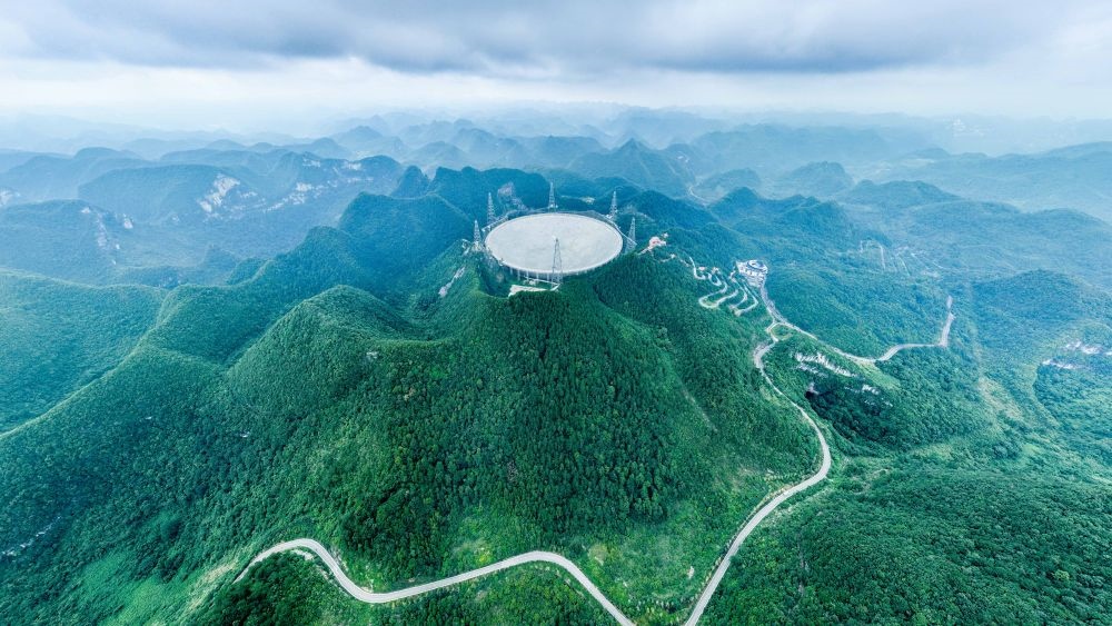 7月26日拍攝的“中國(guó)天眼”全景（維護(hù)保養(yǎng)期間拍攝）。新華社記者 歐東衢 攝