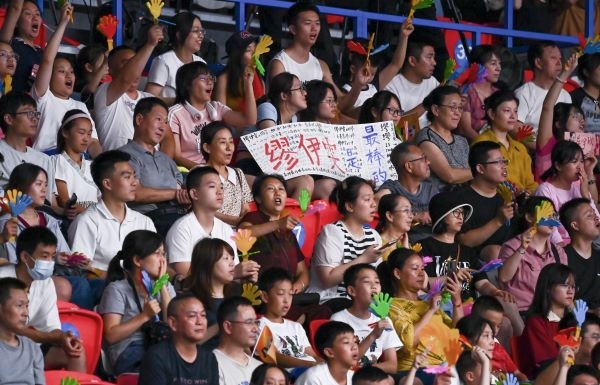 7月31日，觀眾在比賽中為中國隊(duì)吶喊助威。當(dāng)日，在成都舉行的第31屆世界大學(xué)生運(yùn)動(dòng)會(huì)排球女子預(yù)賽B組比賽中，中國隊(duì)以3:0戰(zhàn)勝阿根廷隊(duì)。新華社記者 陳澤國 攝